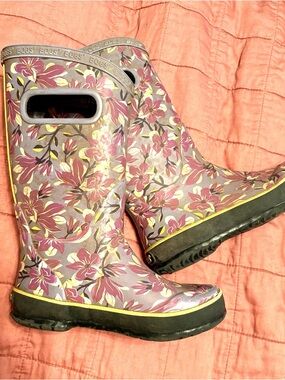Bogs Magnolia Rain Boots with Cutout Handles - Purple & Pink READ